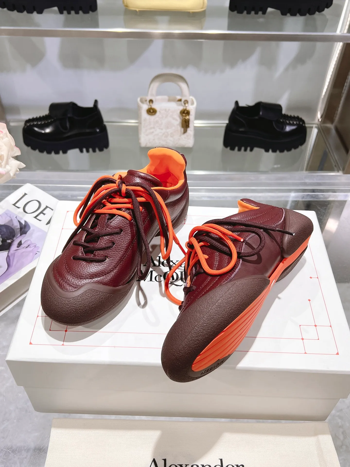 p580💰Couple model 𝐀𝐥𝐞𝐱𝐚𝐧𝐝𝐞𝐫 𝐌𝐜𝐐𝐮𝐞𝐞𝐧#/Alexander McQueen’s latest Flexion series, retro, casual, sneakers, original purchase, development, production, this Flexion Off Low-top sneakers in white grained leather with varying sized laces and an anatomically inspired lightweight segmented sole. The reverse skull pattern is embossed on the heel. Fabric: Original customized imported first-layer cowhide. Lining: Customized imported breathable mesh lining. Sole: Original open-molded non-slip TPU material. Bottom thickness: 2CM. Size: #Female size 35-40 (40 customized, non-refundable) #Men’s code 39-45 (45 customized, non-refundable)